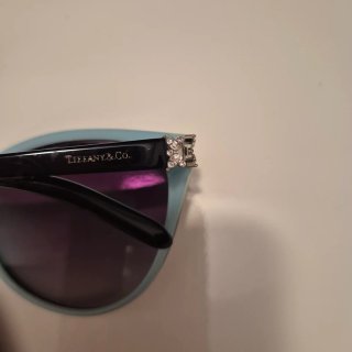 Occhiali da sole neri e viola