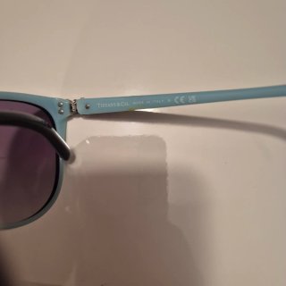 Occhiali da sole neri e viola
