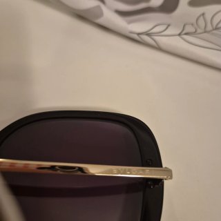Occhiali da sole neri con dettagli oro