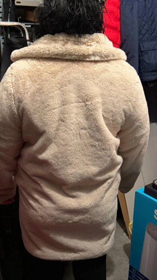 Chaqueta de pelo beige y negra