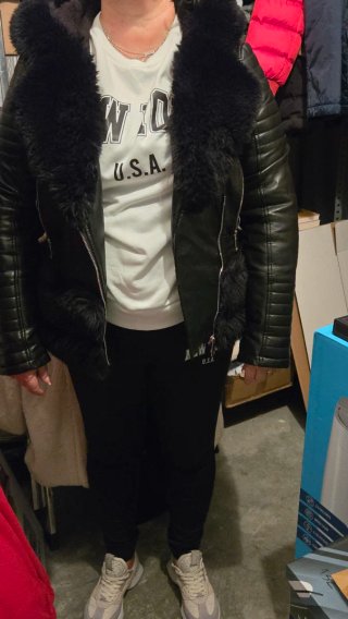 Chaqueta de pelo beige y negra