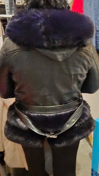 Chaqueta de pelo beige y negra