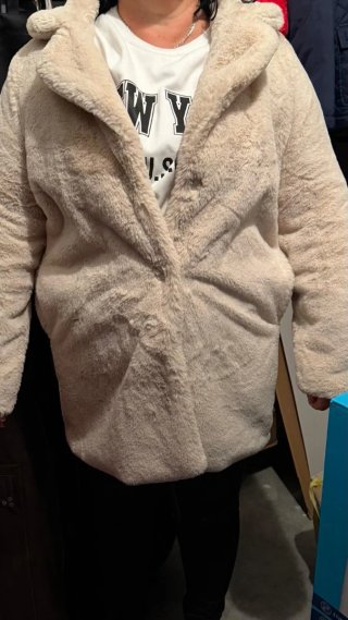 Chaqueta de pelo beige y negra