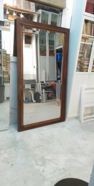 Espejo de madera con marco dorado