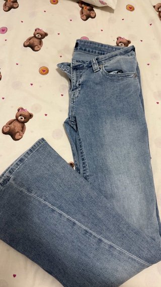 Pantalón vaquero azul acampanado