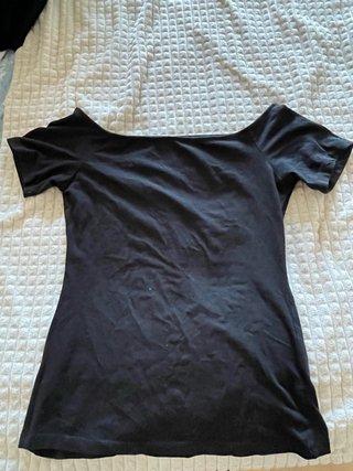 Camiseta negra escote barco