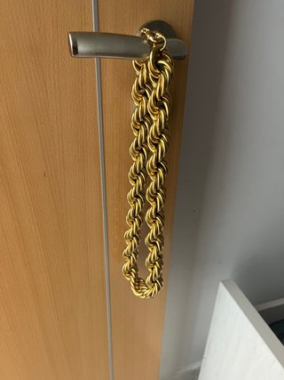 Cadena gruesa bañada en oro