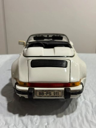 Porsche 911 Speedster (1989) – Maisto 1:18