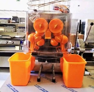 Exprimidor de naranjas industrial