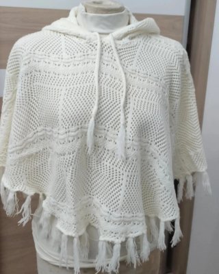 Poncho con capucha y flecos para niña