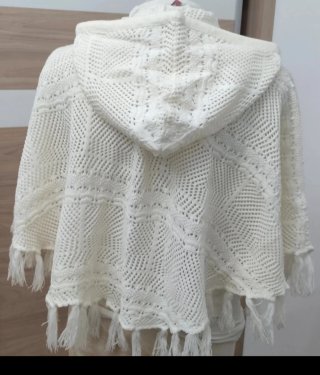 Poncho con capucha y flecos para niña