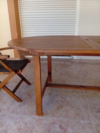 Mesa de exterior de madera con sillas