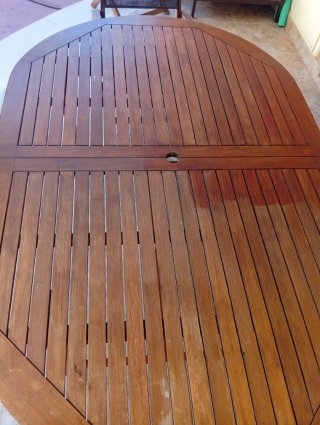 Mesa de exterior de madera con sillas