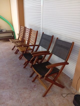 Mesa de exterior de madera con sillas