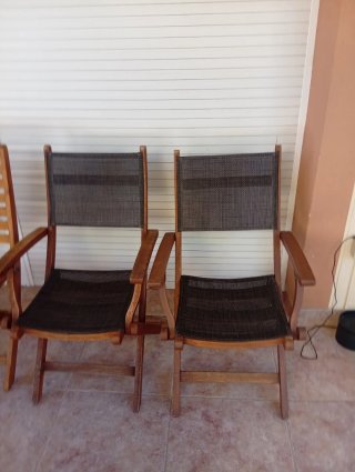 Mesa de exterior de madera con sillas