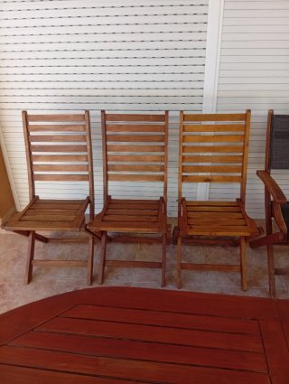 Mesa de exterior de madera con sillas