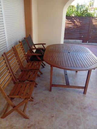 Mesa de exterior de madera con sillas