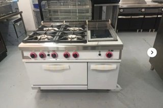 Cocina Industrial 4 fuegos con horno y barbacoa