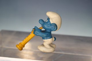 Figura PVC. Puffo musicista con clarinetto. I Puffi.