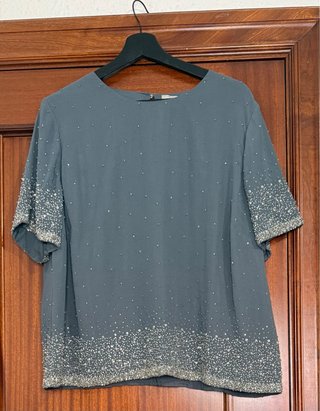 Camisa gris con pedrería
