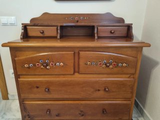 Cómoda de madera con cajones y detalles florales