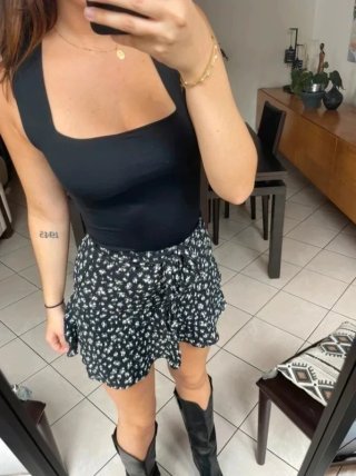 Falda corta floral Zara