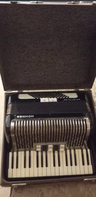 Acordeón Hohner Arietta II M 72 bajos