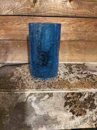 Lámpara de cristal azul agrietado