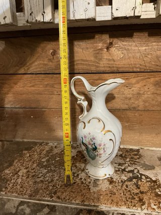 Jarrón de porcelana antiguo con adornos dorados