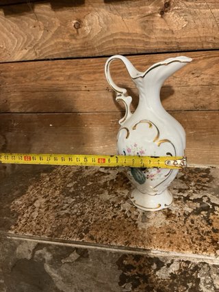 Jarrón de porcelana antiguo con adornos dorados