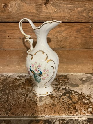Jarrón de porcelana antiguo con adornos dorados
