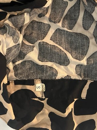 Camisa larga estampada beige y negra