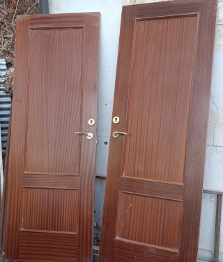 Puerta de madera con manilla dorada