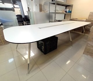 Mesa de reuniones blanca