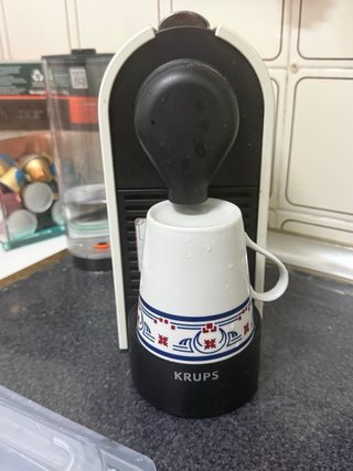 Cafetera Nespresso Blanca( con varias cápsulas).