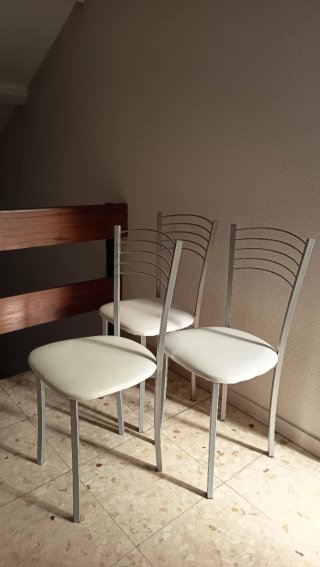 Juego de 3 sillas de cocina plateadas.