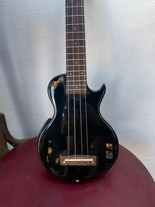Ukelele Eléctrico Negro Vintage