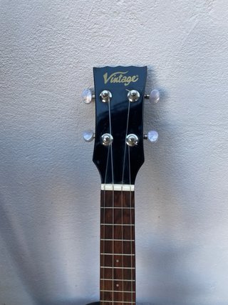 Ukelele Eléctrico Negro Vintage