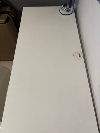Escritorio blanco con cajonera