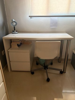 Escritorio blanco con cajonera