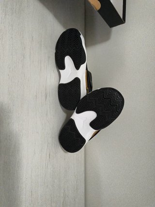 Jordan Max Aura 4 PS Negro/Dorado Talla 11c