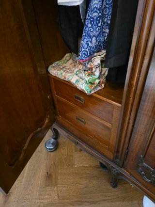 Armario clásico de madera