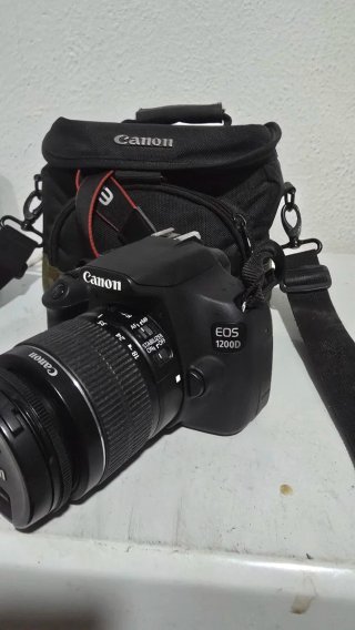 Cámara Canon EOS 1200D + Bolso+ trípode+ tarj 32gb