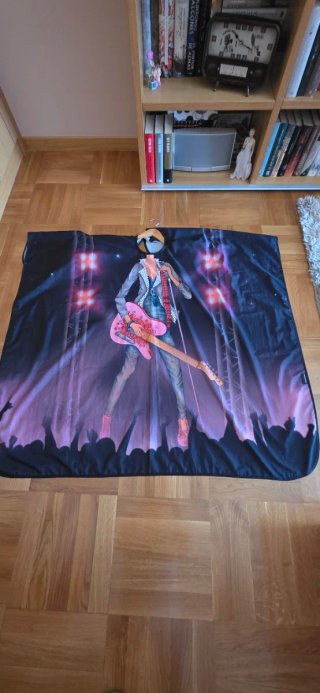 Capa de corte infantil con diseño de rockera