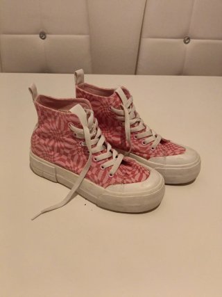 Zapatillas botín a cuadros morado y blanco