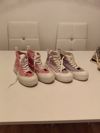 Zapatillas botín a cuadros morado y blanco