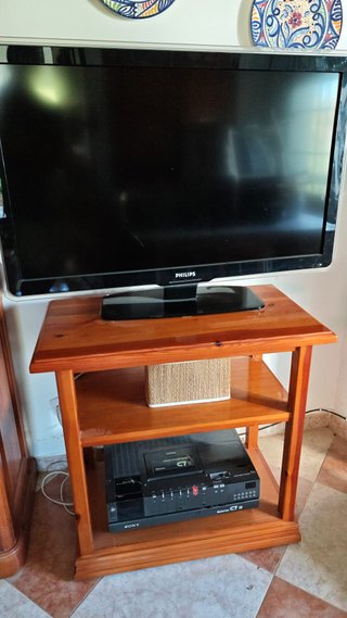 Mesa de TV de madera con estantes