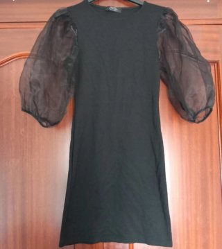 Vestido Bershka negro mangas abullonadas XS