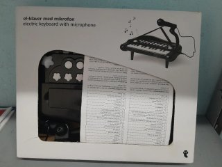 Piano de juguete con micrófono