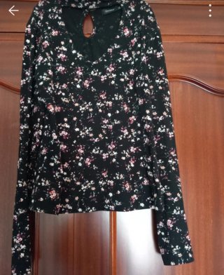 Camiseta Bershka floral manga larga